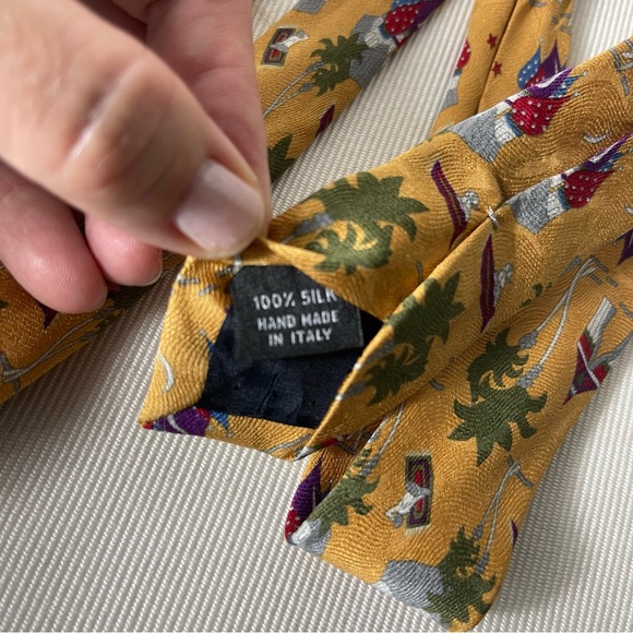 Currier & Co The Thief of Baghdad Tie Unique Fun print 100% Silk Made in Italy - Picture 5 of 9